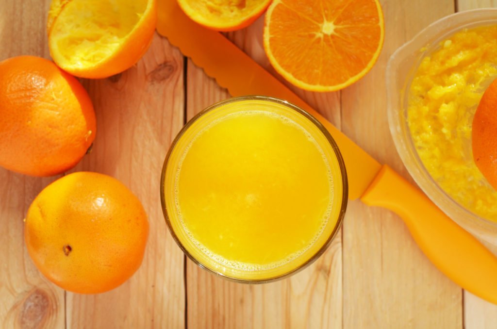 zumo de naranja dientes