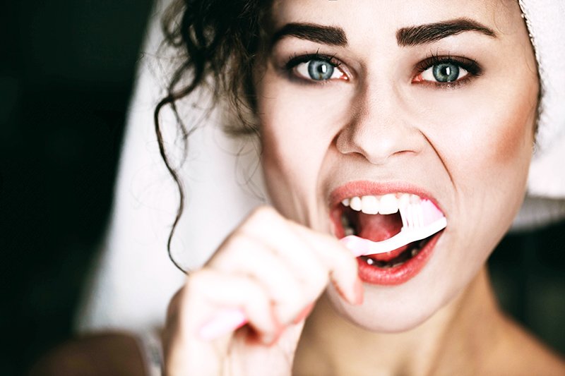 Meditación durante el cepillado de los dientes higiene oral